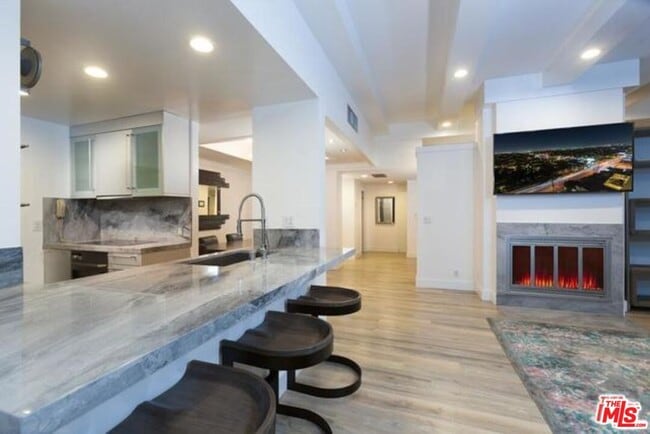 1155 N La Cienega Blvd in West Hollywood, CA - Foto de edificio - Building Photo