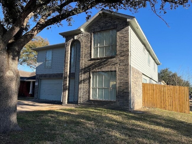 2063 Greencrest Dr in Missouri City, TX - Foto de edificio - Building Photo