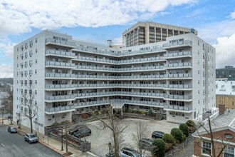 Cameo House in White Plains, NY - Foto de edificio - Building Photo