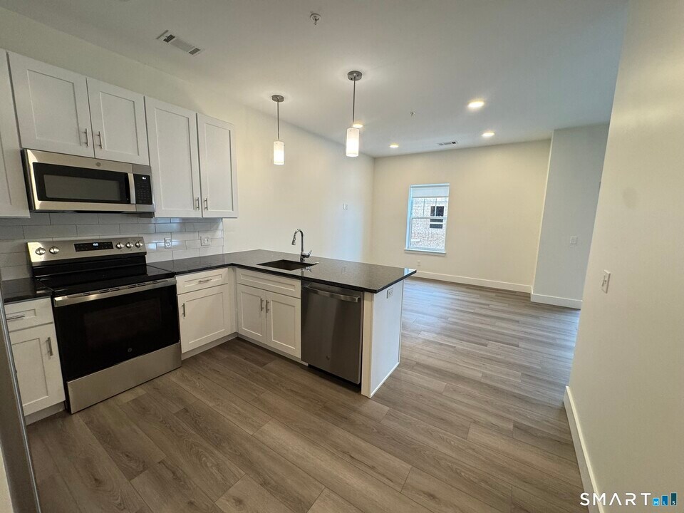 414 Berlin Tpke in Berlin, CT - Building Photo