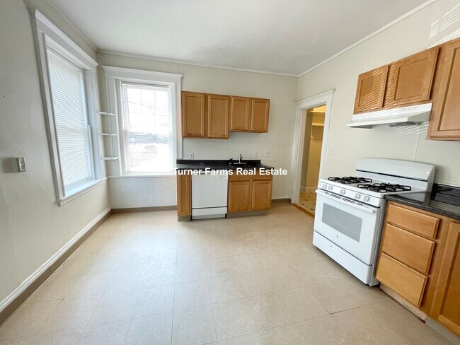 724 Washington St, Unit 1 in Brookline, MA - Foto de edificio - Building Photo