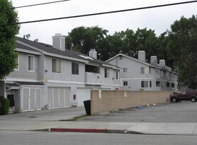 9509-9511 Flower St in Bellflower, CA - Building Photo