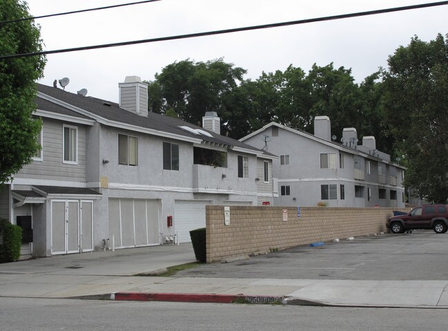 9509-9511 Flower St in Bellflower, CA - Foto de edificio - Building Photo