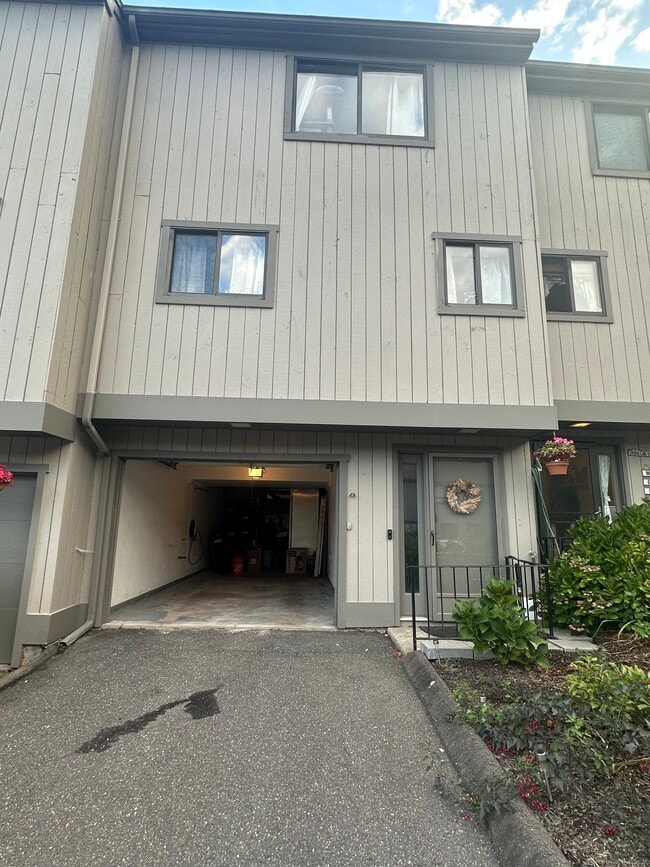 56 Cambridge Ct in Beacon Falls, CT - Building Photo - Building Photo
