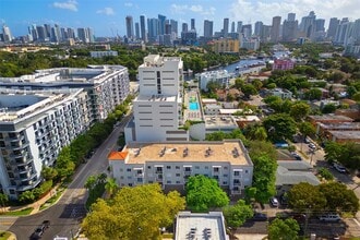 1060 NW 7th St in Miami, FL - Building Photo - Building Photo