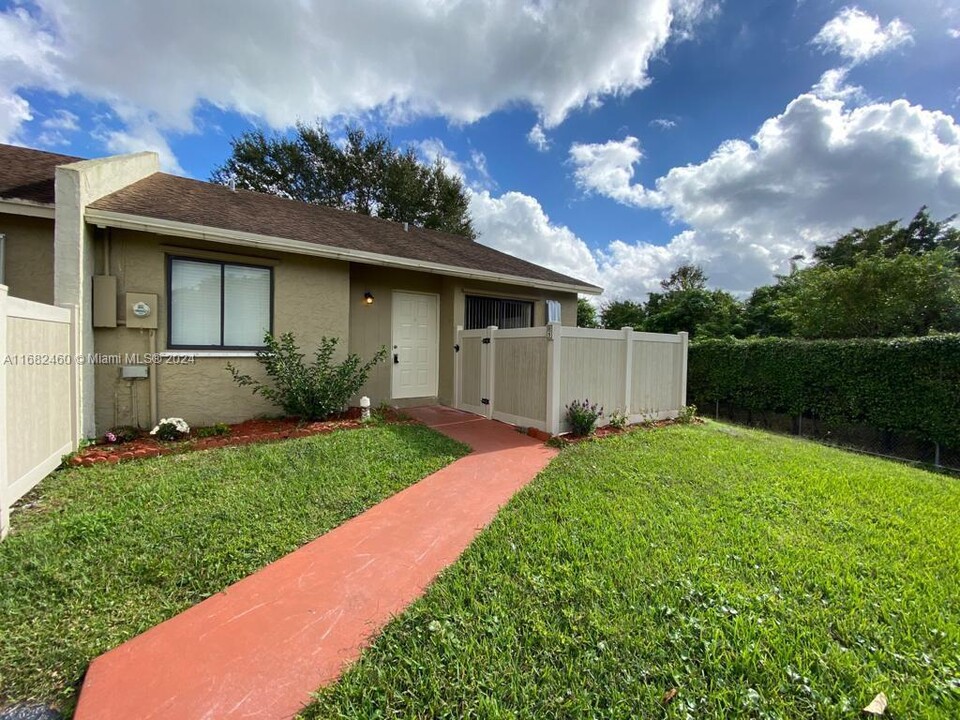 10239 Boca Bend W in Boca Raton, FL - Building Photo