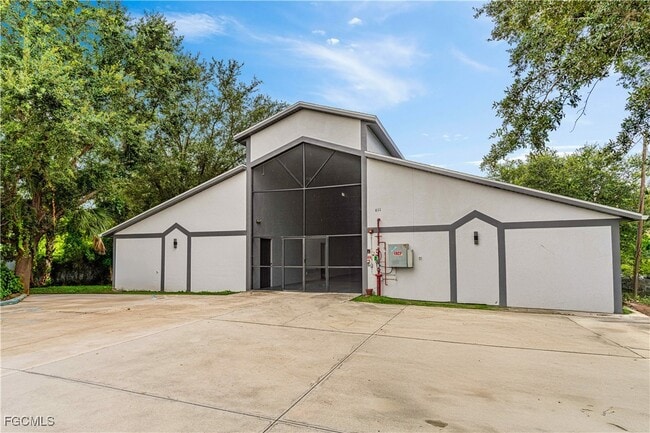 611 Joel Blvd in Lehigh Acres, FL - Foto de edificio - Building Photo