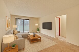 Park Plaza in Anchorage, AK - Building Photo