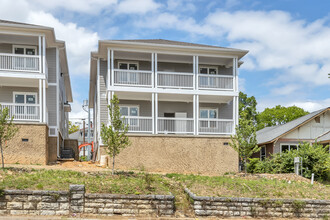 2005 McCallie Ave in Chattanooga, TN - Foto de edificio - Building Photo