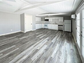 323 Texas St in Freeport, TX - Foto de edificio - Building Photo