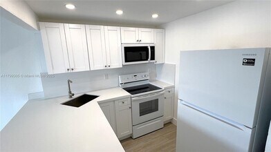 4550 NW 9th St in Miami, FL - Building Photo - Building Photo