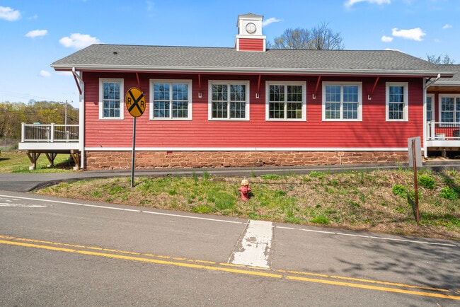 240 Meadow Rd in Rocky Hill, CT - Building Photo - Building Photo
