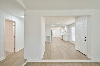 13514 Clarewood Dr in Houston, TX - Building Photo - Building Photo