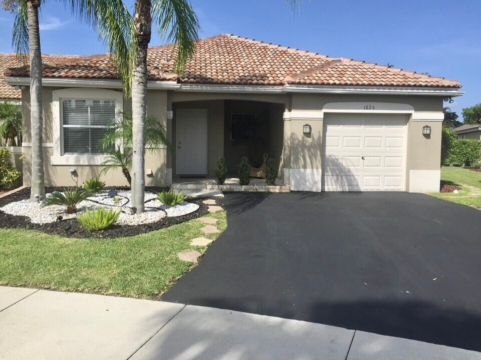 1625 Orion Ln in Weston, FL - Foto de edificio