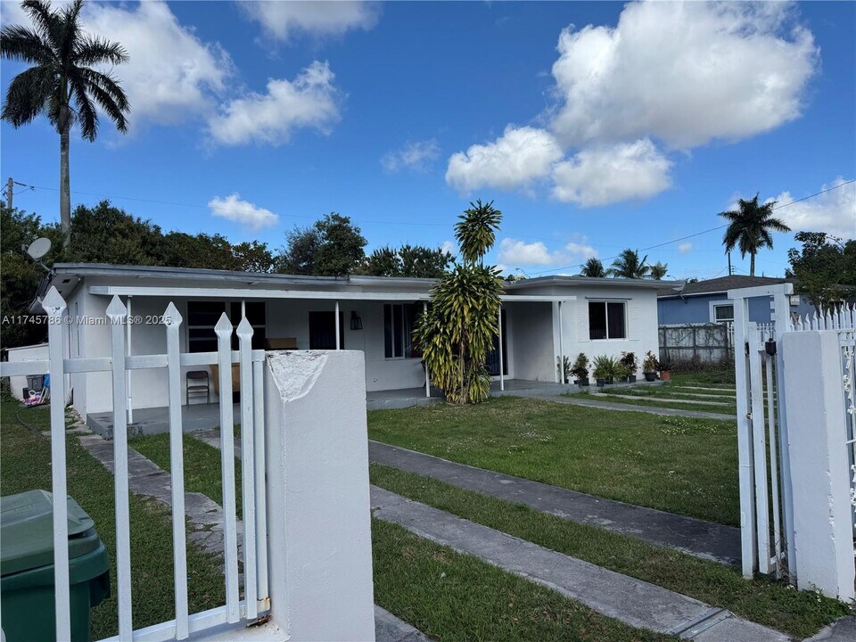1391 NW 102nd St in Miami, FL - Building Photo
