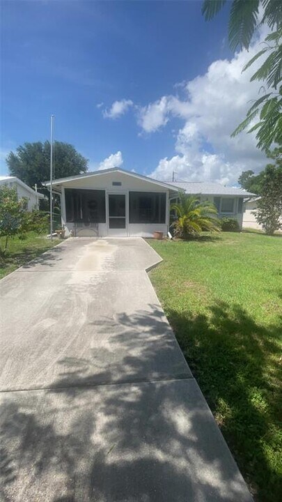 230 E Fray St in Englewood, FL - Building Photo