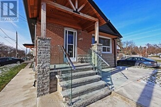 2 Harris Park Dr in Toronto, ON - Building Photo - Building Photo