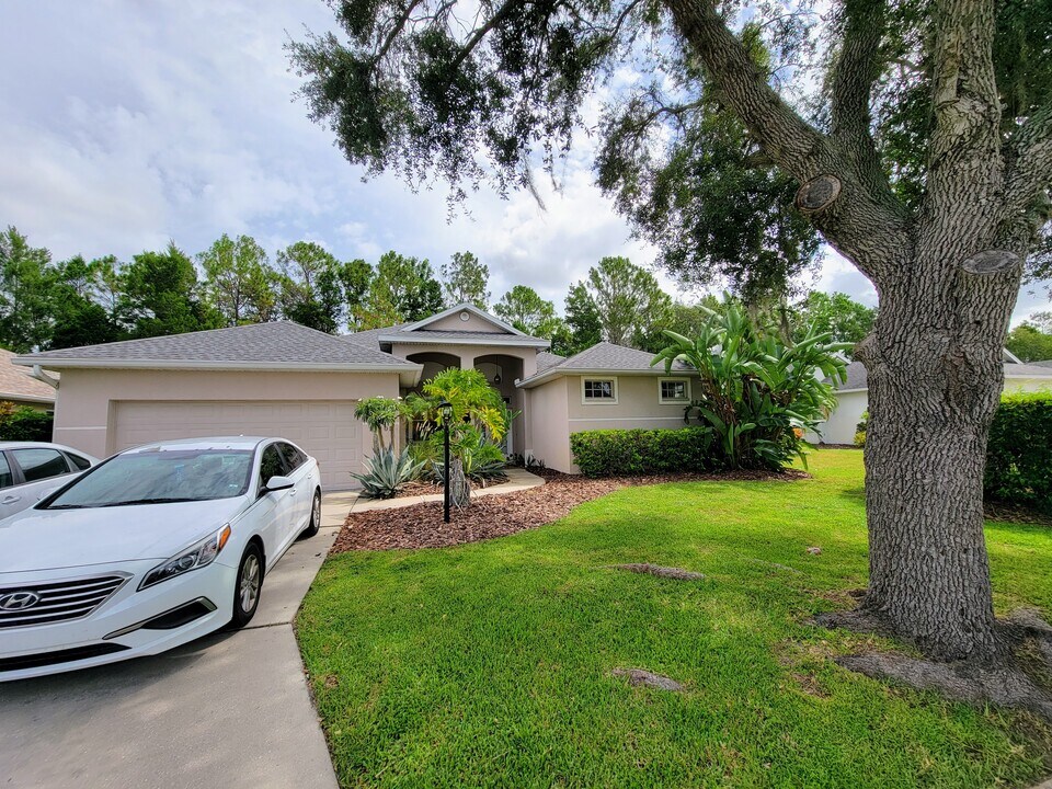 12105 Whistling Way in Lakewood Ranch, FL - Building Photo