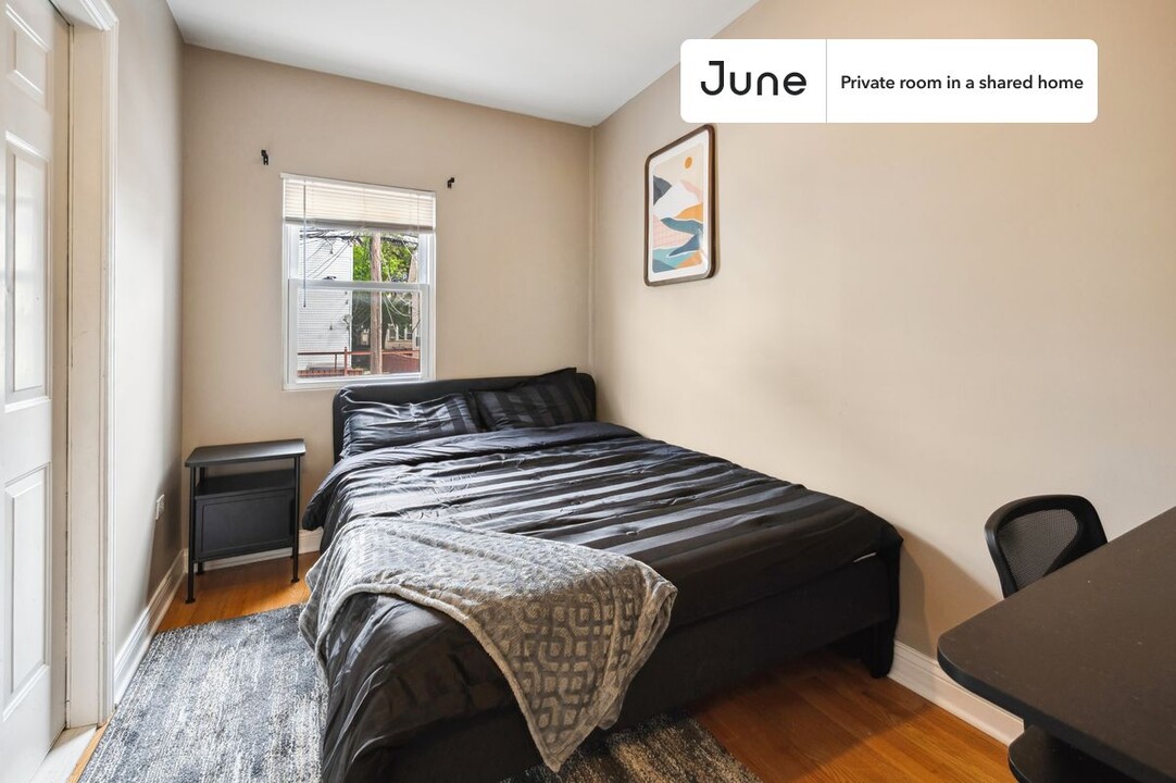 Private bedroom in 3 bed/1 bath Home in Chicago, IL - Building Photo