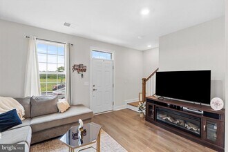 204B Dock St in Bensalem, PA - Foto de edificio - Building Photo