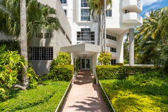 Bayview Plaza in Miami Beach, FL - Building Photo - Building Photo