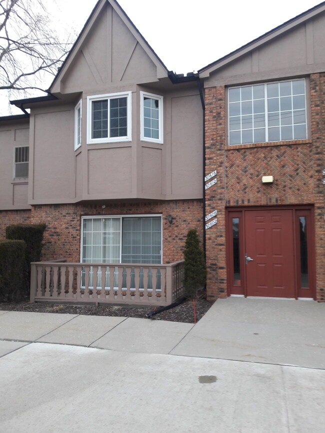 30602 Oakridge Manor Dr, Unit Oakridge Manor in Roseville, MI - Building Photo - Building Photo
