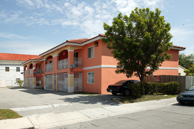 601 W 1st Ave in Hialeah, FL - Foto de edificio - Building Photo