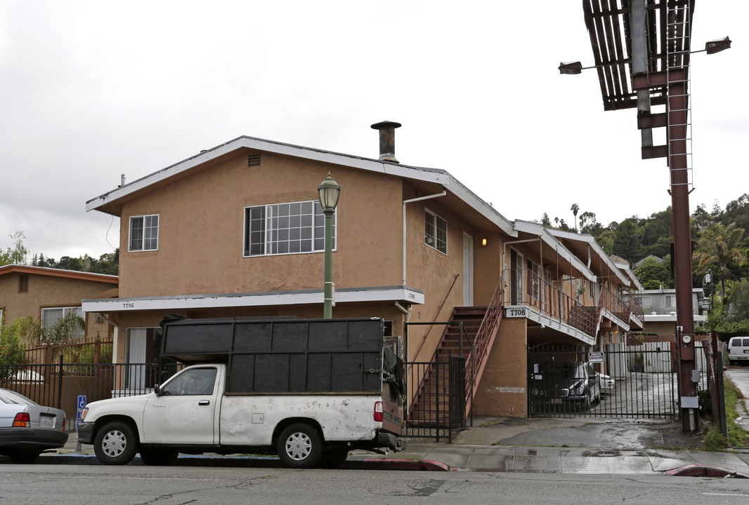 MacArthur Apartments in Oakland, CA - Building Photo