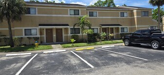 9478 Palm Cir S in Pembroke Pines, FL - Building Photo