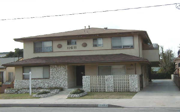 11611 Menlo Ave in Hawthorne, CA - Building Photo - Building Photo