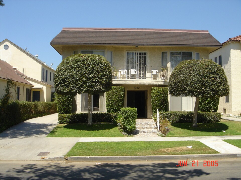 607 N Orange Dr in Los Angeles, CA - Foto de edificio