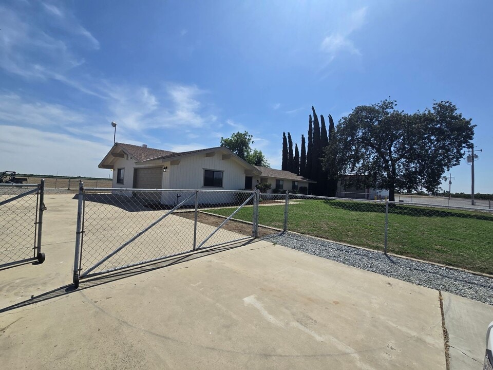 6695 Kent Ave in Hanford, CA - Building Photo