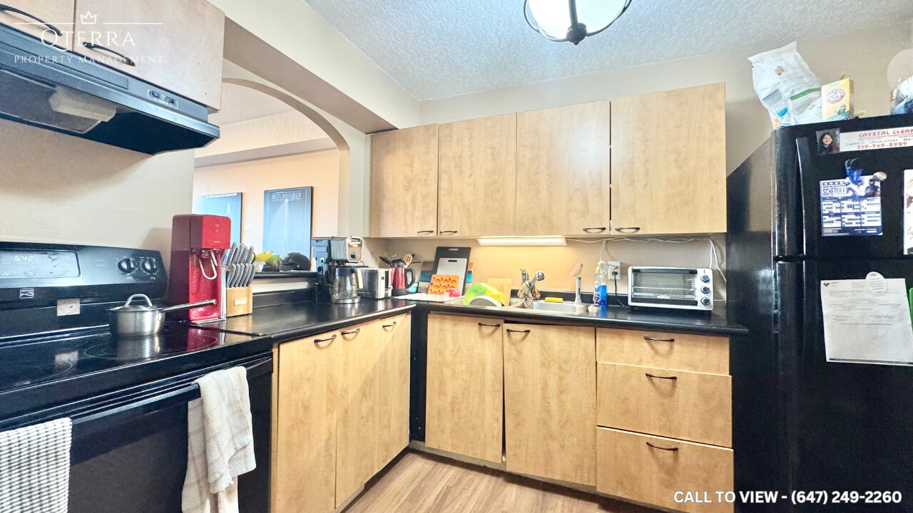 18 Holborn Crt in Kitchener, ON - Building Photo