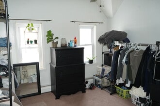 1 Dean St, Unit 2 in Cranston, RI - Foto de edificio - Building Photo