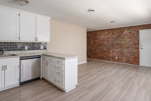 Mendenhall Square in Greensboro, NC - Building Photo