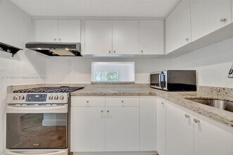6890 N Kendall Dr in Miami, FL - Building Photo - Building Photo