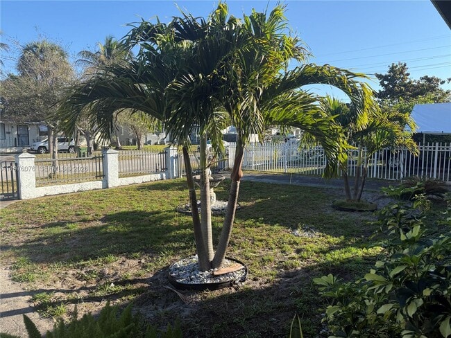 1350 NE 134th St in North Miami, FL - Building Photo - Building Photo