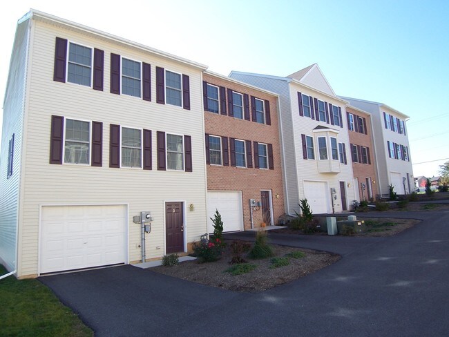 2 - 14 Tate Way in York, PA - Foto de edificio - Building Photo