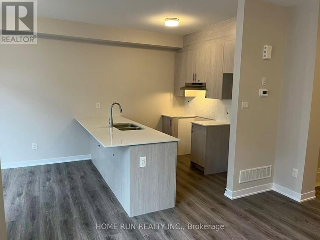 379 Les Emmerson Dr in Ottawa, ON - Building Photo - Building Photo