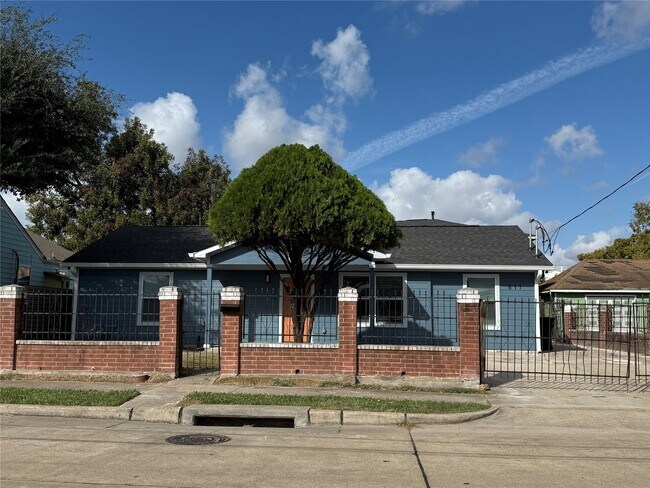 611 N Eastwood St in Houston, TX - Building Photo - Building Photo