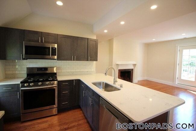 65 Beech Glen St, Unit 2 in Boston, MA - Building Photo - Building Photo