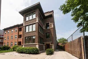 824 W Gunnison St in Chicago, IL - Building Photo