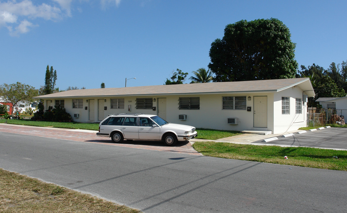 1201 SW 3rd Ave in Dania Beach, FL - Foto de edificio