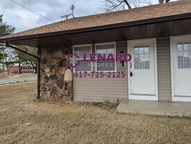 245 W College St in Bolivar, MO - Building Photo