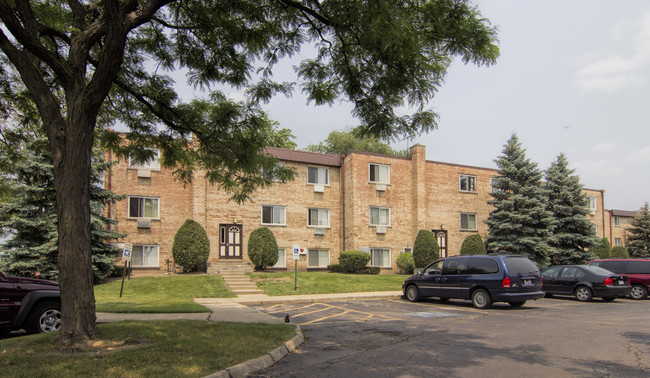 355-359 Hawthorne cir in Mount Prospect, IL - Building Photo - Building Photo