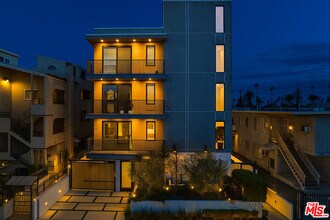 5832 Virginia Ave in Los Angeles, CA - Foto de edificio - Building Photo