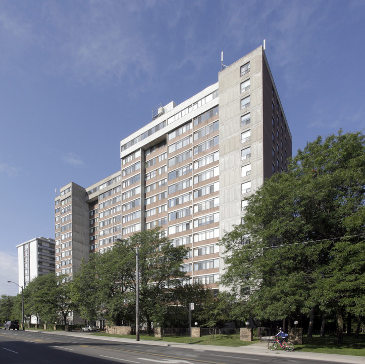 3000 Bathurst St in Toronto, ON - Building Photo