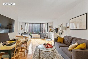 215 W 95th St in New York, NY - Building Photo