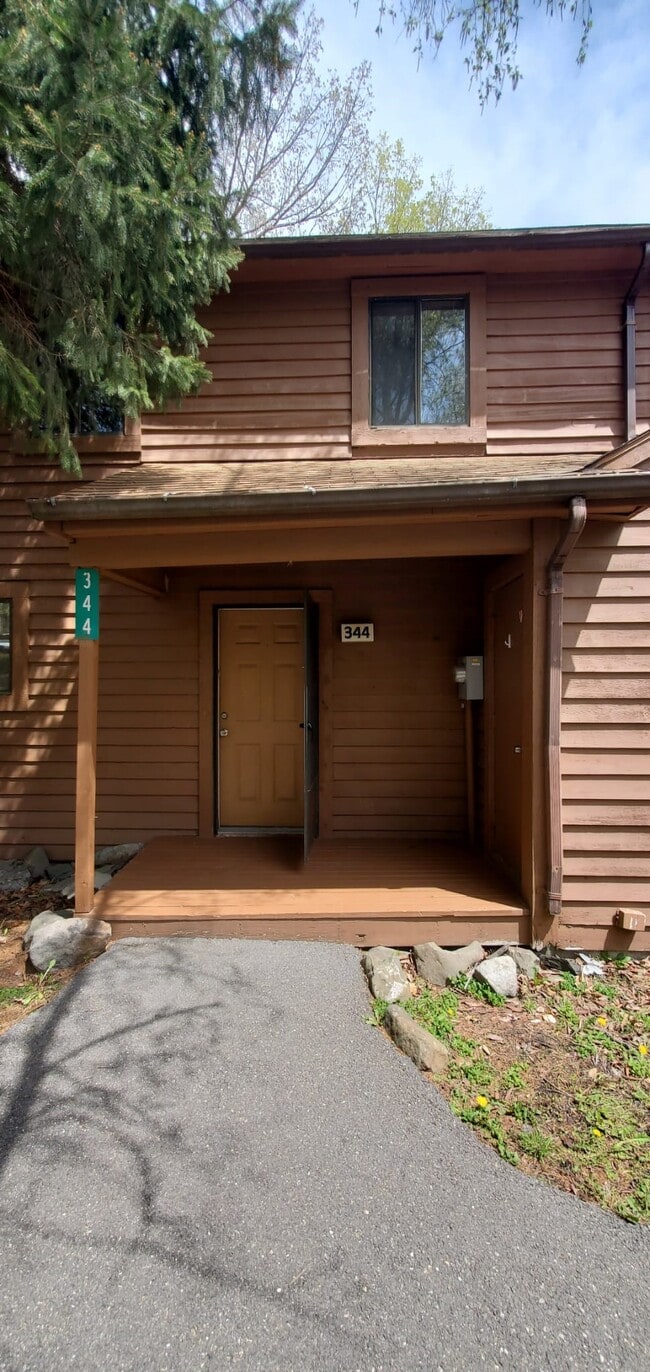 344 Crewe Ct in Bushkill, PA - Building Photo - Building Photo