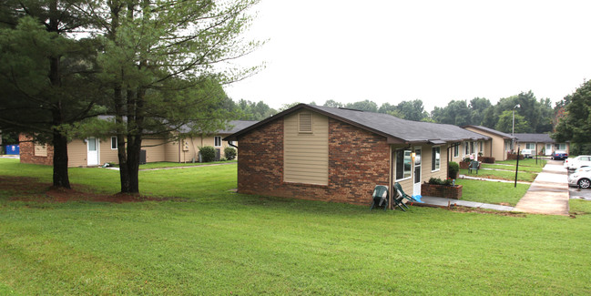 Azalea Circle in Gibsonville, NC - Foto de edificio - Building Photo